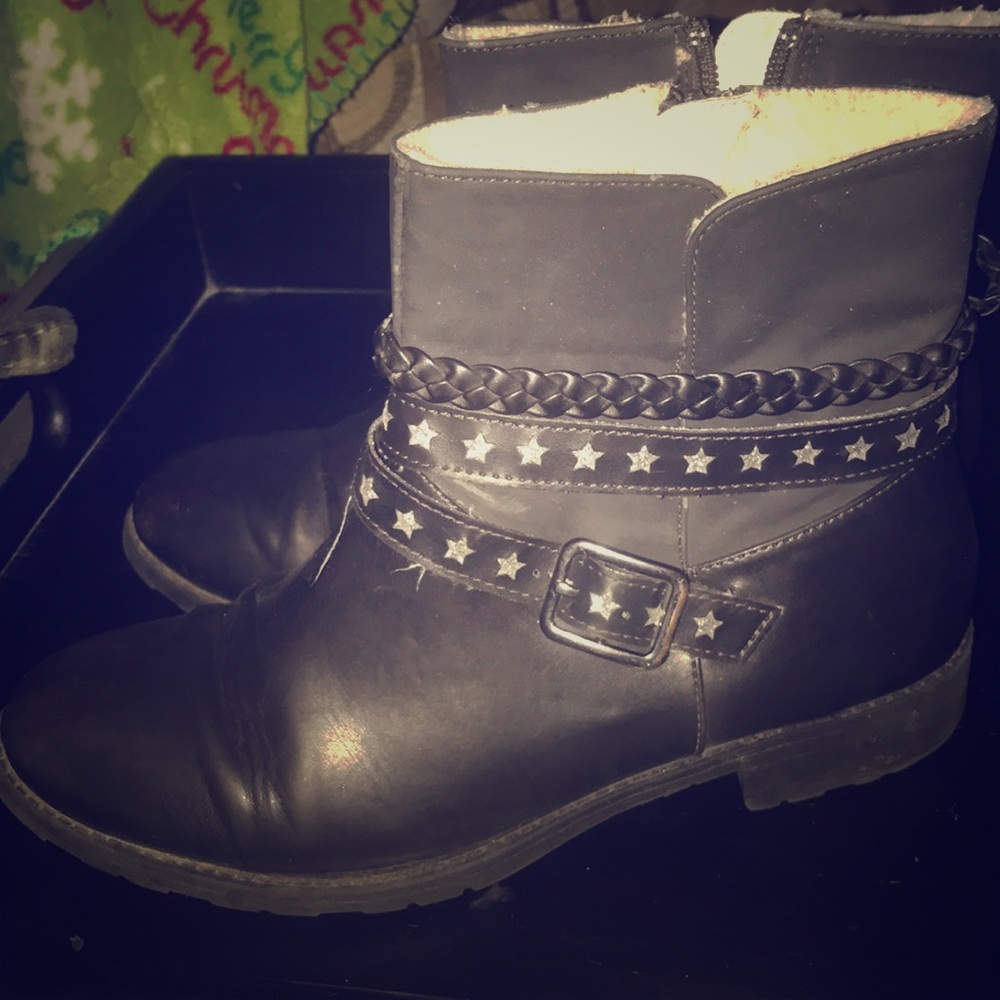 Girls size 4 Descendants ankle boots!